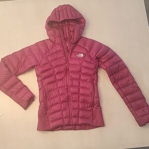 North Face womens lightweight packable puffer down jacket